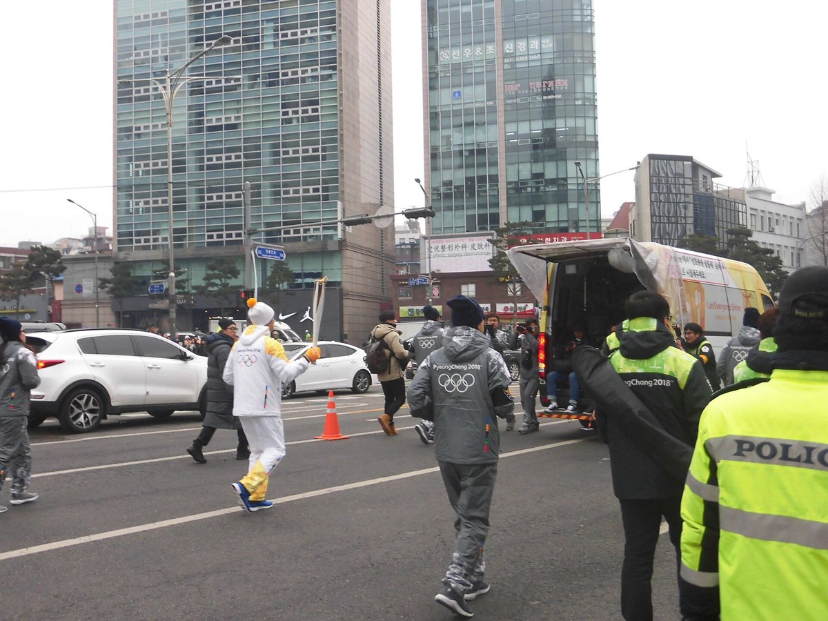 Korean long padding. The knee-length "long padding" (롱패딩) is Seoul's winter uniform. Where it came from, why it's almost always black, and where a visitor can pick one up in Myeongdong, Hongdae or Seongsu, with the passport tax refund.